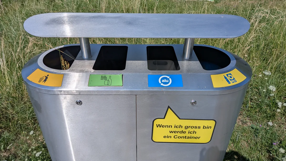 Abfall entsorgen wird hier zu einer anspruchsvollen Aufgabe. Ob das so klappt, wie sich dies die Verantwortlichen vorstellen? Impressionen aus einem Park.